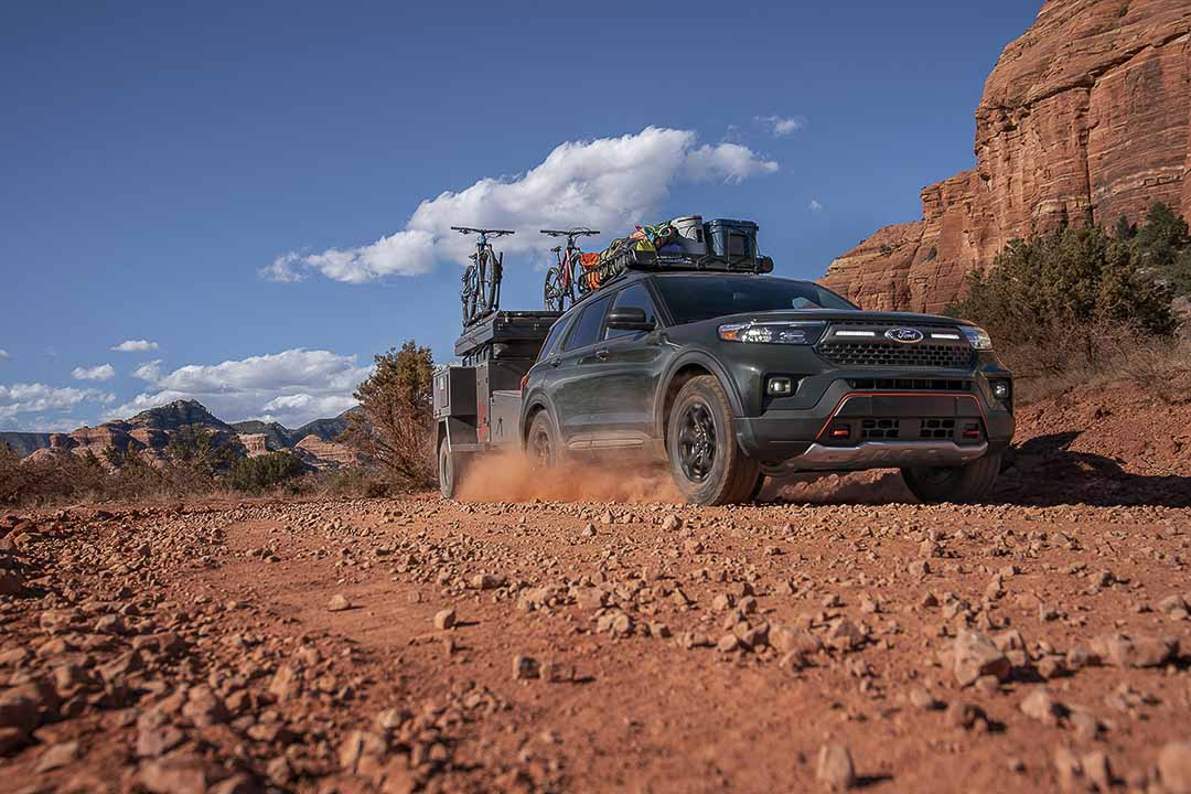 vue trois quart avant du Ford Explorer Timberline 2021 avec une remorque