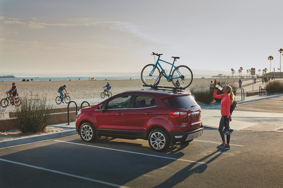 vue latérale arrière du Ford EcoSport 2021 stationné à la plage