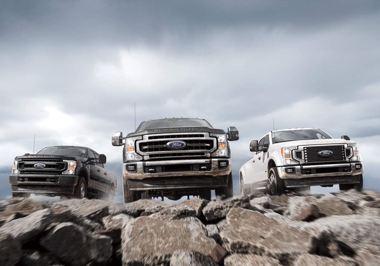 vue de trois véhicules Ford Super Duty 2021
