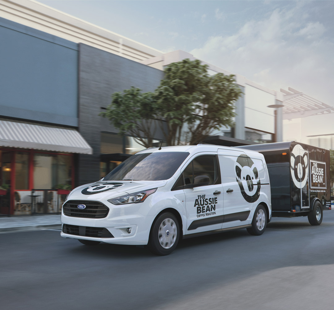 vue trois quart avant du Ford Transit Connect 2021 sur une rue