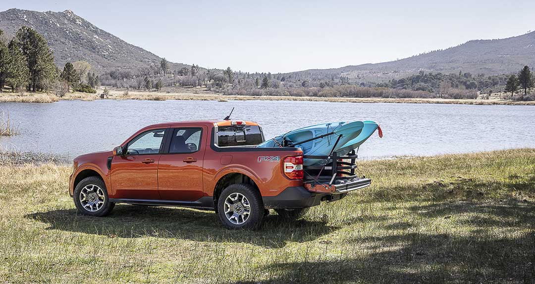 vue trois quart arrière du Ford Maverick 2022 avec un kayak dans boîte de chargement