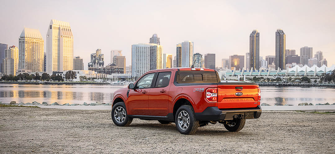 vue trois quart arrière du Ford Maverick 2022 stationné devant un courant d'eau