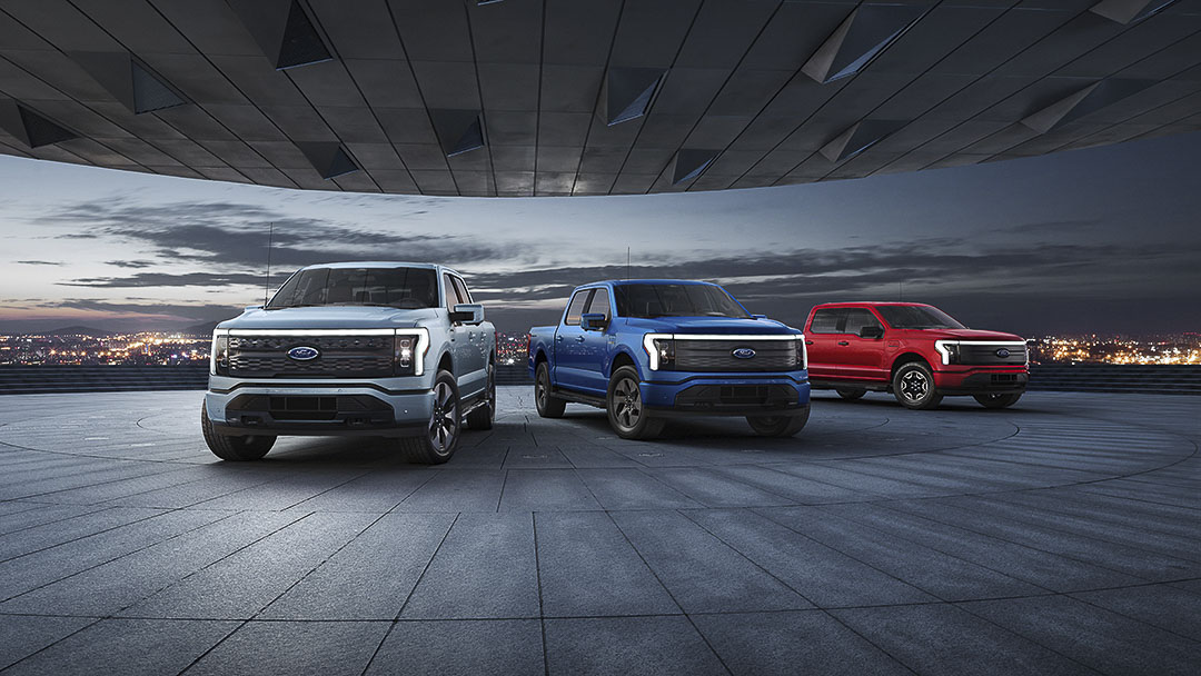 vue sur trio modèles du Ford F-150 Lightning 2022