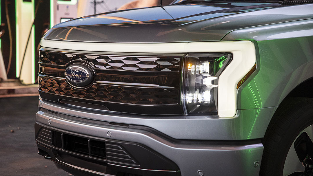 vue trois quart avant de la calandre du Ford F-150 Lightning 2022
