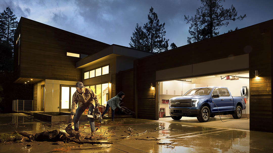vue du Ford F-150 Lightning 2022 stationné dans un garage résidentiel