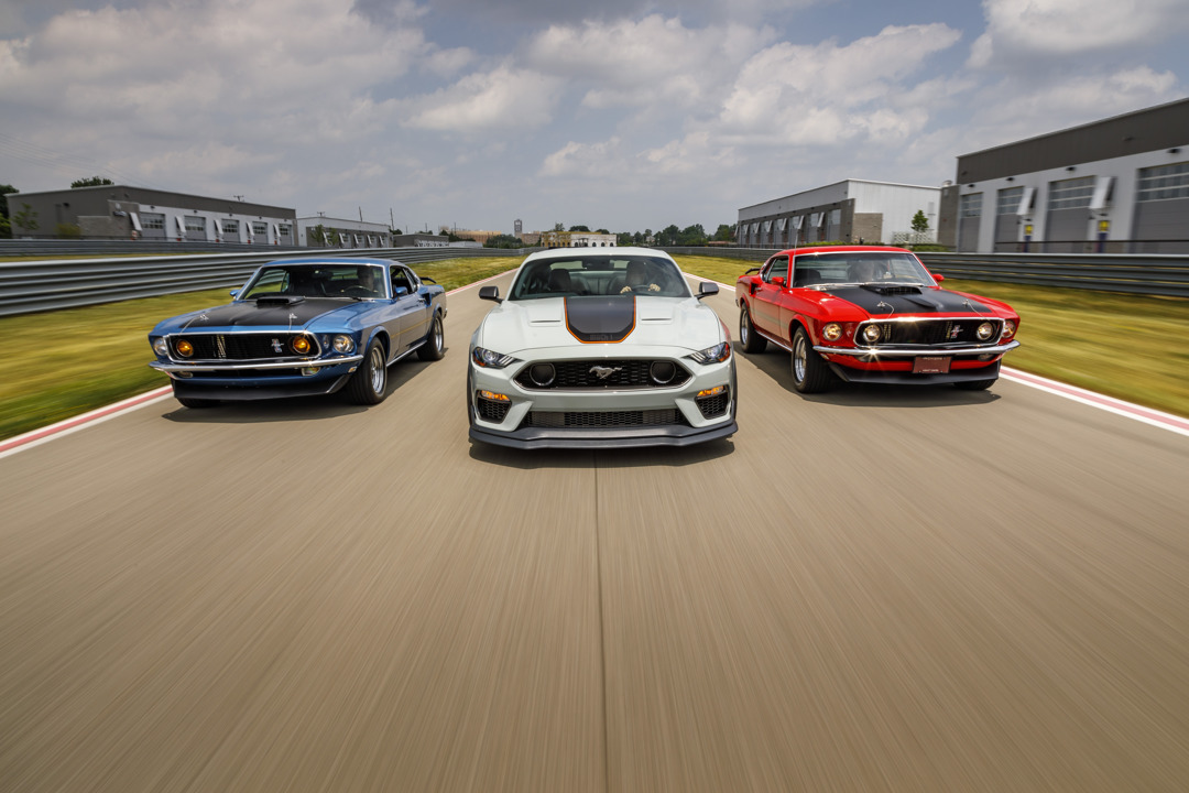 vue avant de trois Ford Mustang