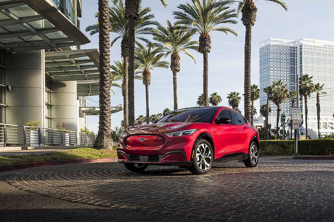vue trois quart avant de la Mustang Mach-E 2021 stationné
