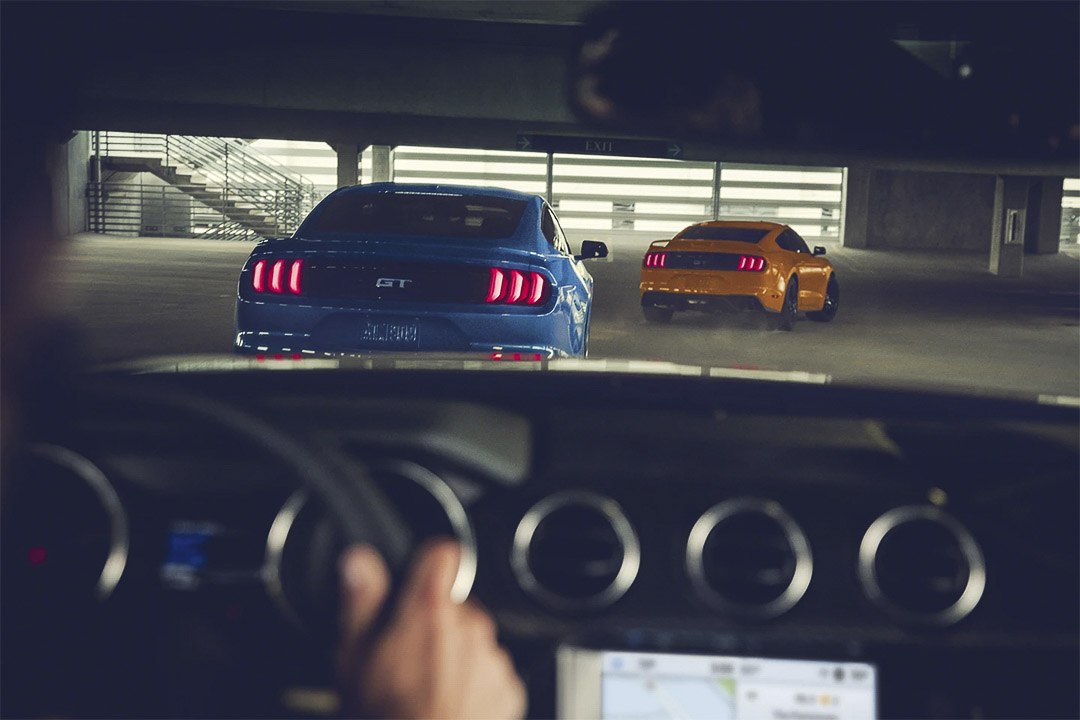 vue arrière de deux Ford Mustang GT