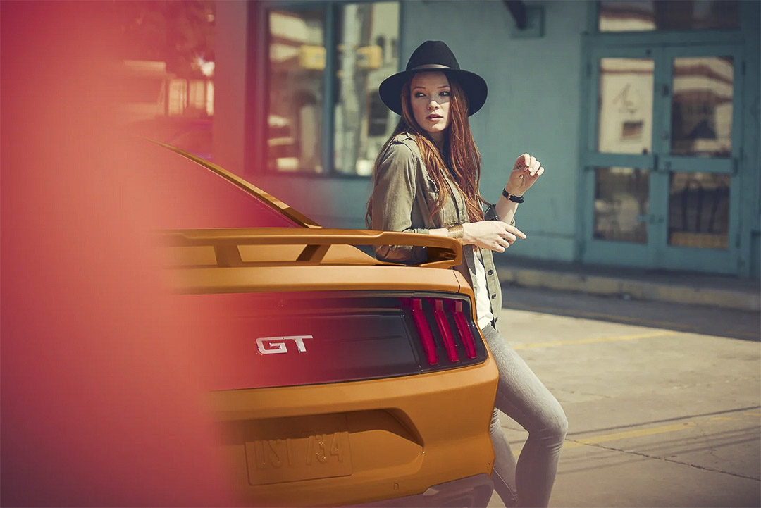 vue partielle de l'arrière de la Ford Mustang GT 2021