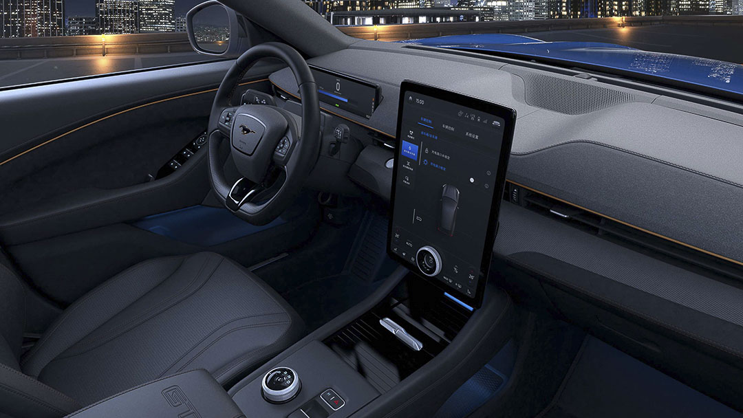 vue de l'écran principale, de la console centrale et du volant à bord du Ford Mustang Mach-E 2021