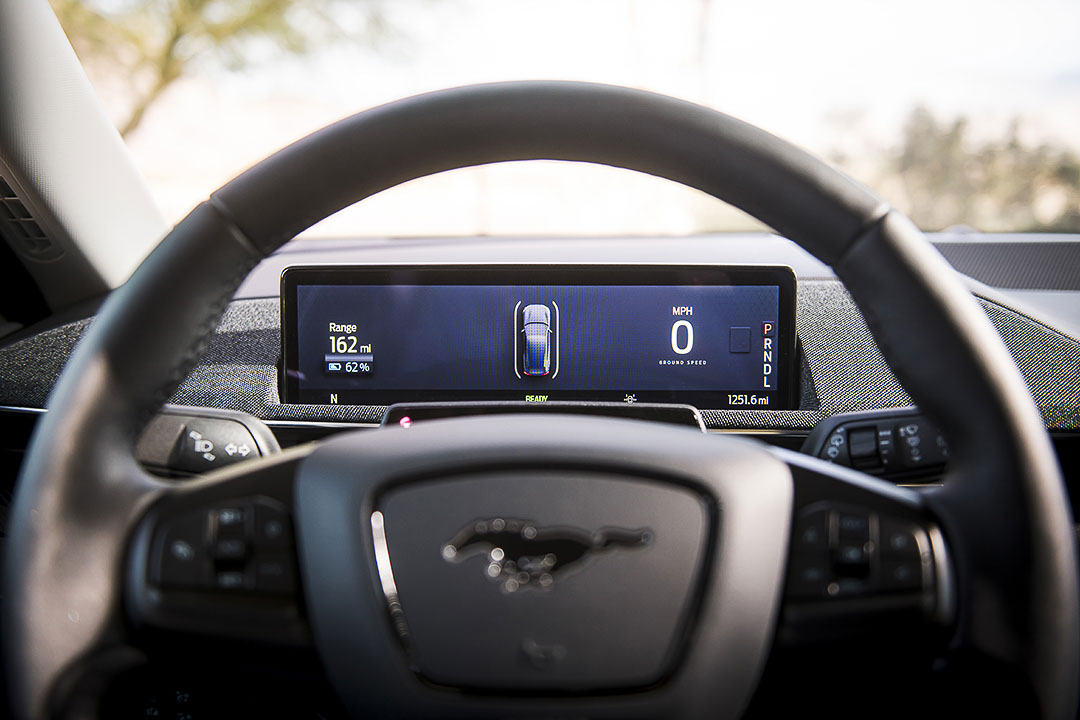 vue rapprochée du volant et du panneau de contrôle à bord du Ford Mustang Mach-E 2021