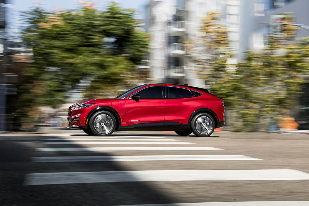vue latérale du Ford Mustang Mach-E 2021 roulant sur une rue
