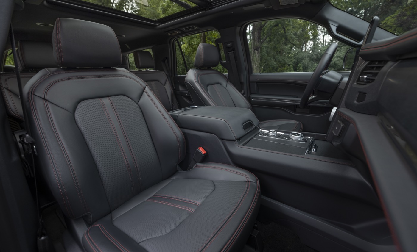 Habitacle du VUS Ford Expedition Stealth Performance Edition 2022 incluant ses sièges avant