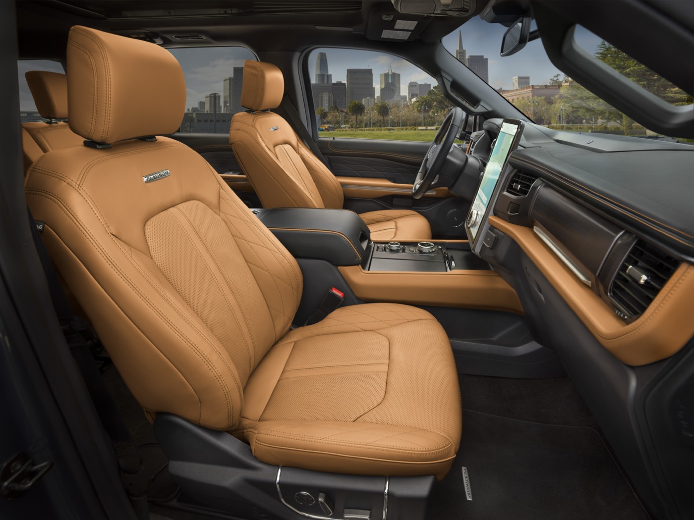 Vue latérale de l'habitacle avant du Ford Expedition Platinum 2022 incluant ses sièges orangés et son tableau de bord