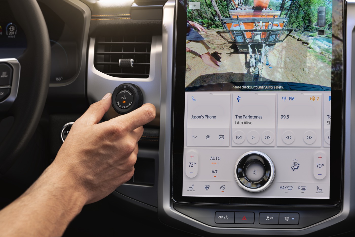 L'écran tactile de 15,5 pouces diffusant la technologie du système de l’aide au stationnement assisté du Ford Expedition Timberline 2022