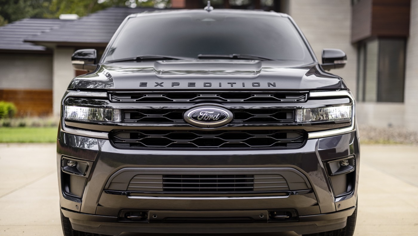 Vue avant d'un VUS Ford Expedition Stealth Performance Edition 2022 noir agate garé dans la cours d'une maison