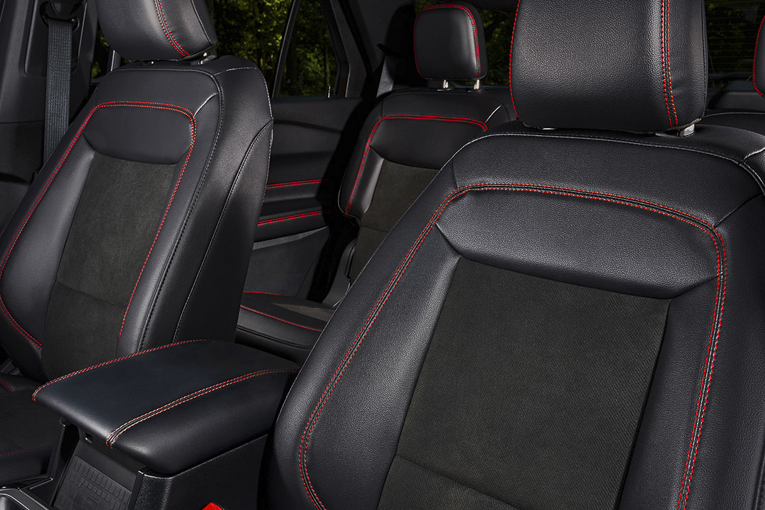 Les sièges avant en tissu de couleur noire, ornée de surpiqûres rouges du Ford Explorer ST Line 2022