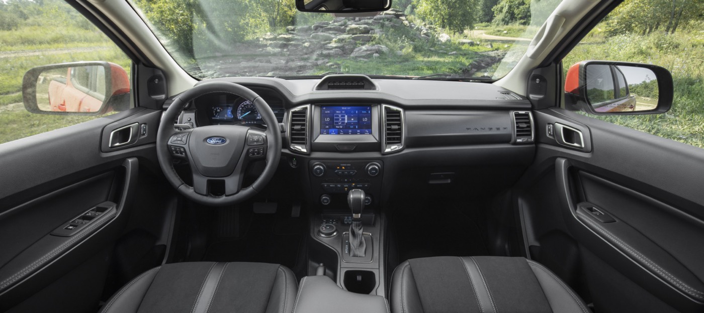 Intérieur avant d'un Ford Ranger Tremor Lariat 2021 incluant son tableau de bord avec toutes ses commodités
