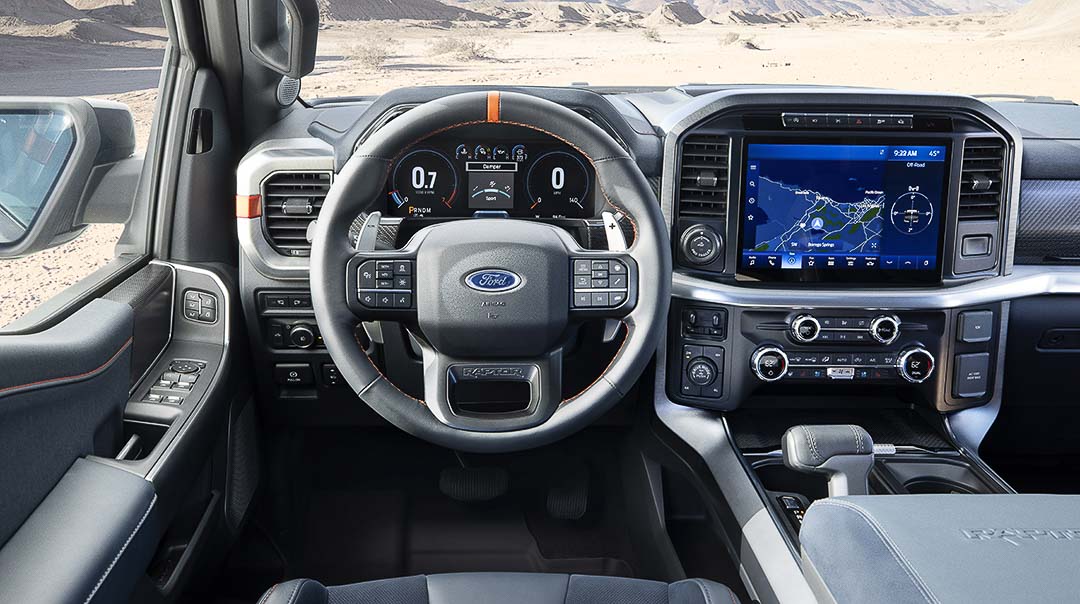 Perspective de vue du conducteur à l'intérieur du Ford F-150 Raptor 2021 incluant le volant et le tableau de bord