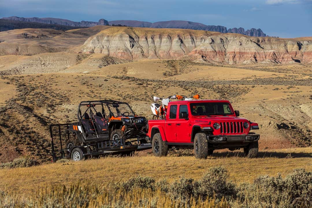 Front row seats and steering wheel of the 2022 Jeep Gladiator