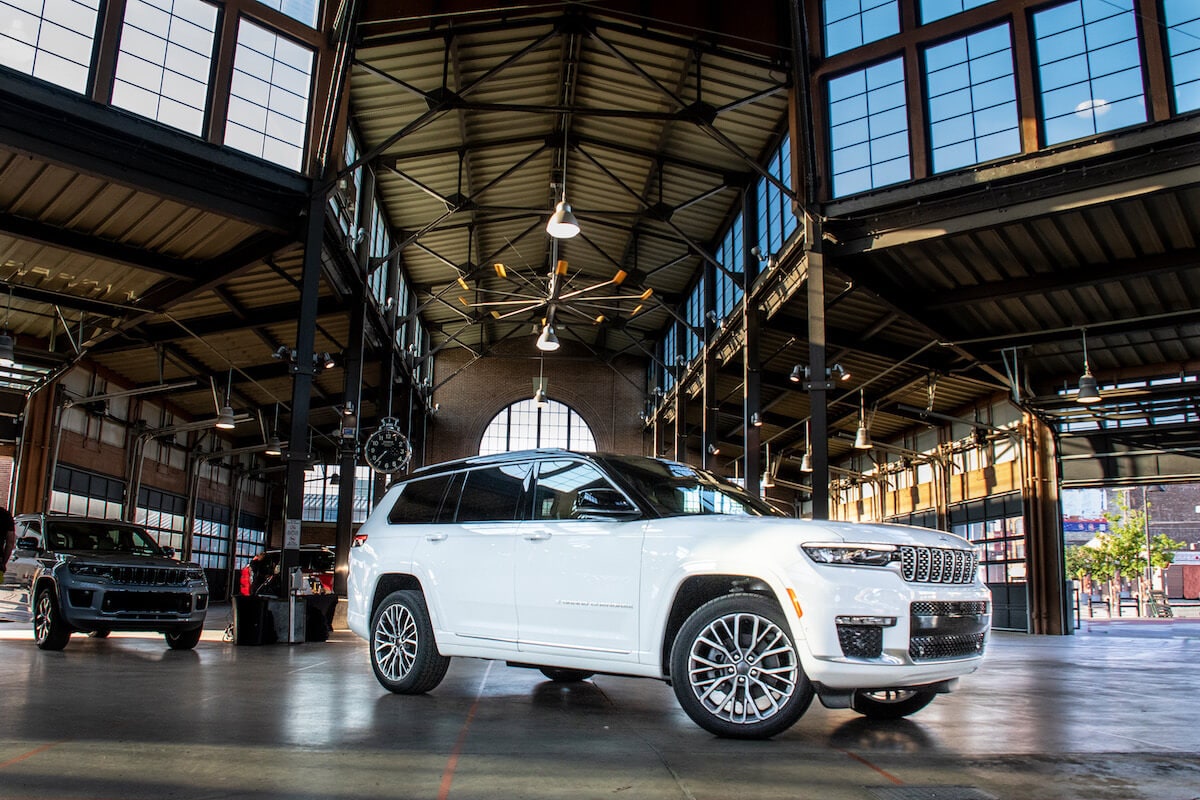 Vue 3/4 latérale du Jeep Grand Cherokee L Summit Reserve 2021 blanc garé à l'intérieur