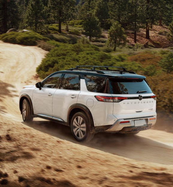 2025 White Nissan Pathfinfder