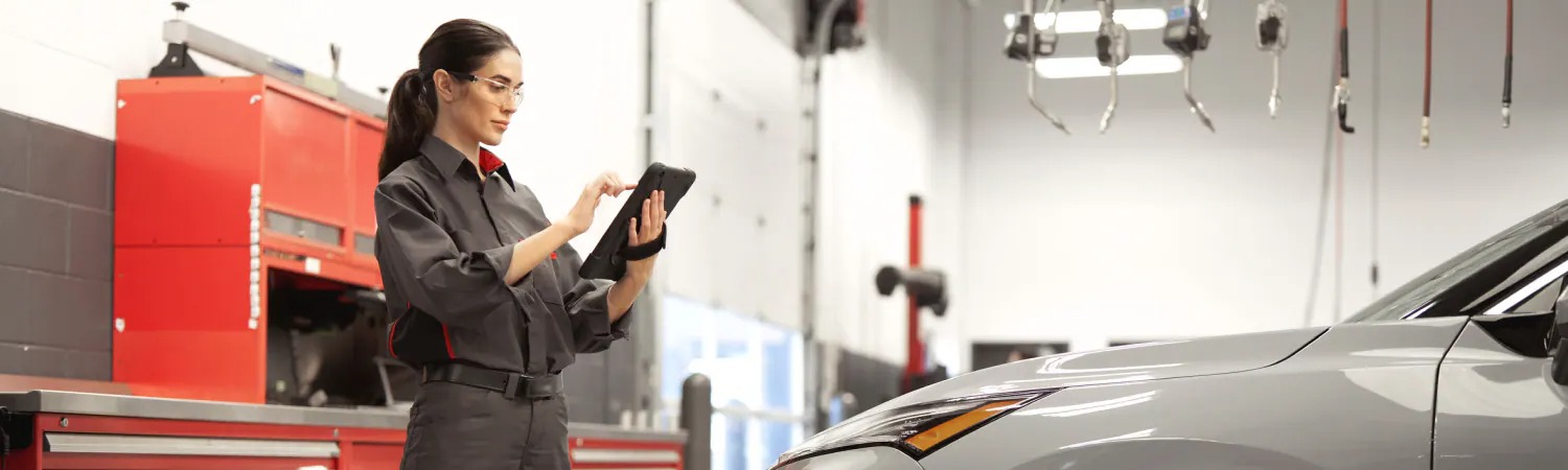 imgi_5_nissan-technician-garage-using-diagnostic-tablet