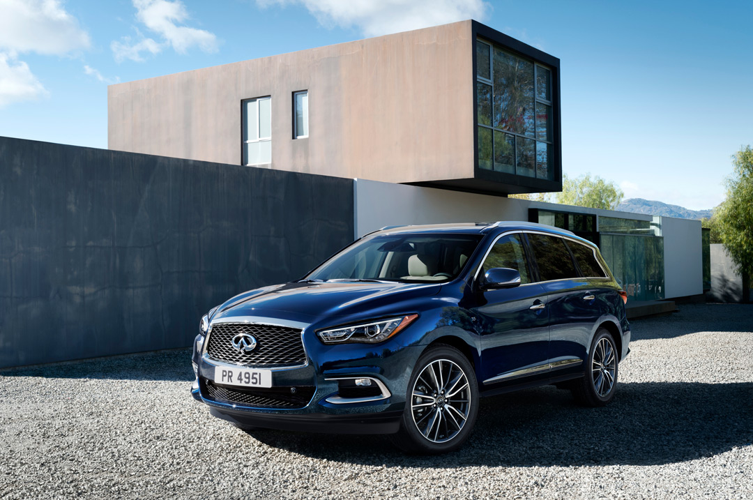 vue latérale avant du Infiniti QX60