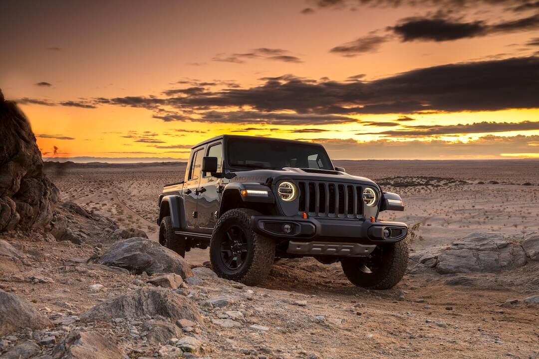 vue 3/4 avant d'un Jeep Gladiator Mojave garé dans un désert