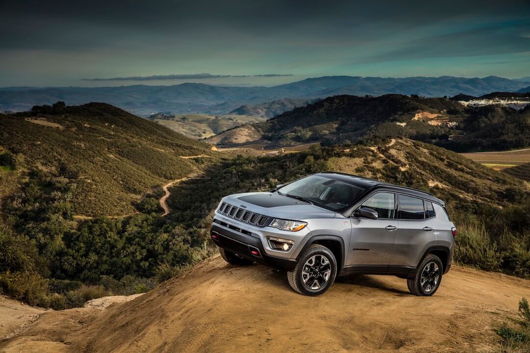 un VUS 4x4 Jeep Compass Trailhawk 2019 garé au sommet d'une montagne