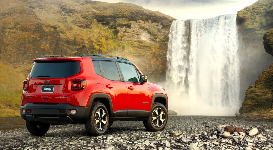 vue 3/4 arrière d'un VUS 4x4 Jeep Renegade Trailhawk 2021 face à une grande chute