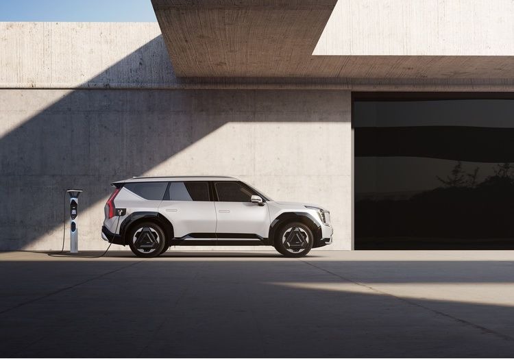 imgi_1_2025_white_kia_ev9-2-1743730800817