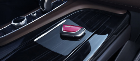 closeup_of_escalade_key_fob_on_centre_console.jpg