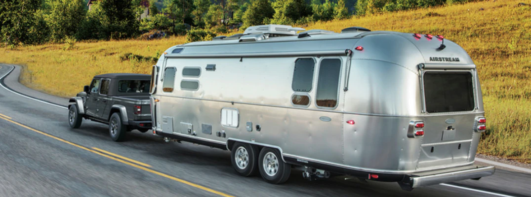 Jeep Gladiator towing a trailer