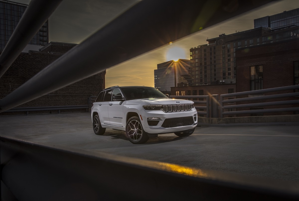 vue trois quart avant du Jeep Grand Cherokee 2022