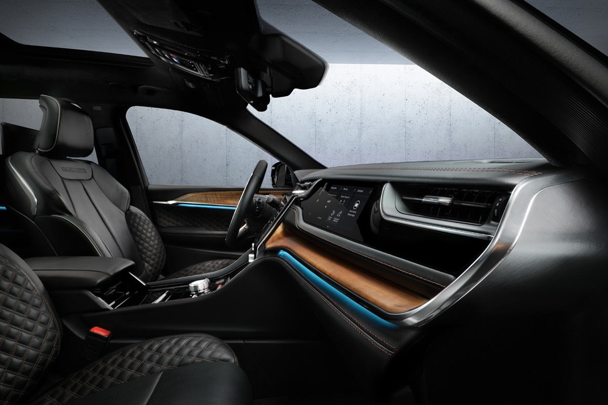 vue de la planche de bord du Jeep Grand Cherokee 2022