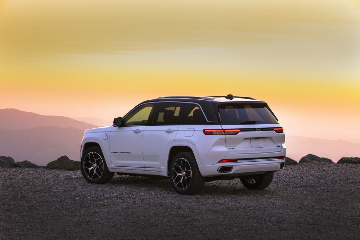 vue latérale arrière du Jeep Grand Cherokee 2022
