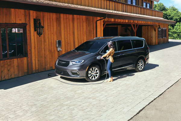 Hybrid & Electric Dodge, Chrysler, Jeep & Ram Vehicles in Tilbury, ON