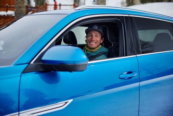 imgi_12_my24-cross-sport--window-down-talent-driving--lifestyle-1-1707942569316