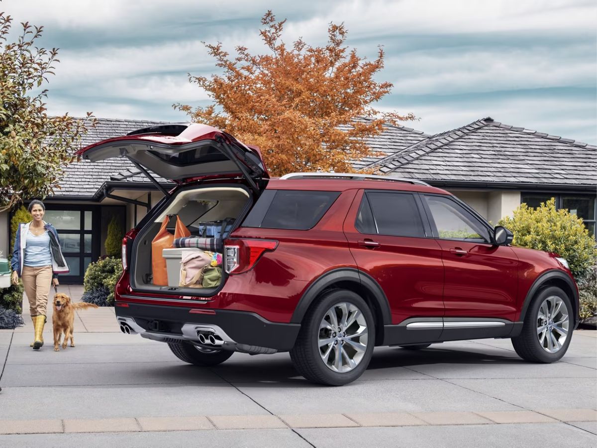 Cars and Trucks at a Ford Dealership near Mississauga Whiteoak Ford