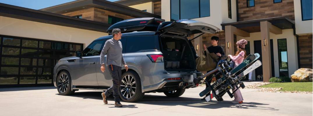 Unknown people removing items from cargo space of 2026 INFINITI QX80