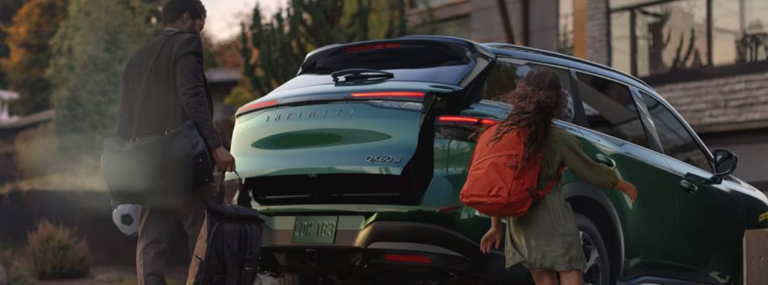 Unknown person close qx60 lift gate.