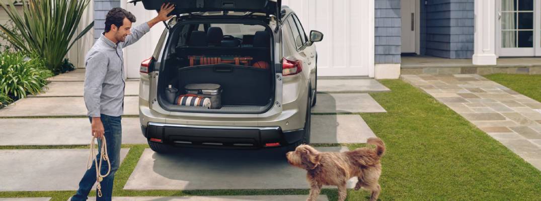 Unknown person closing 2026 Nissan Rogue liftgate. 